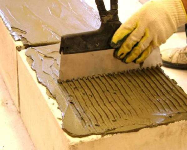 Чем клеить плитку к камину и как это делать правильно