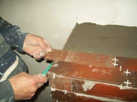 Чем клеить плитку к камину и как это делать правильно